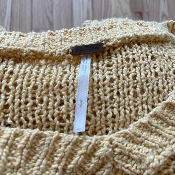 Free People Yellow Oversized Open Knit Laguna Coast Pullover V-Neck Sweater Sz S - Picture 8 of 10